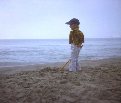 Raphaël au bord de la mer en 1975 (nettoyée), juil. 2010